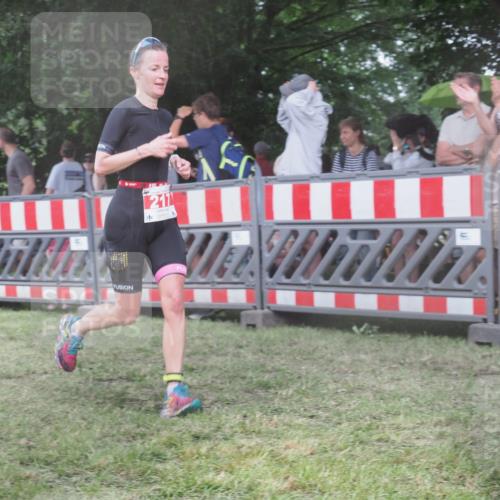 21.06.2025 - 27. Vierlanden-Triathlon KatJ http://msf.ph/oto/8030438 15.06.2025 13:38:03 Ziel 217 meine-sportfotos.de