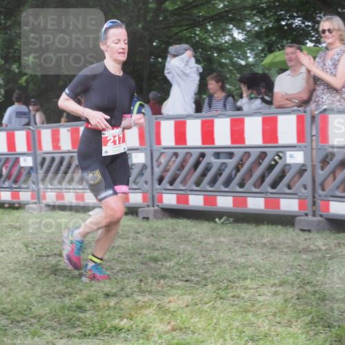 21.06.2025 - 27. Vierlanden-Triathlon KatJ http://msf.ph/oto/8030443 15.06.2025 13:38:03 Ziel 217 meine-sportfotos.de