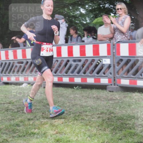 21.06.2025 - 27. Vierlanden-Triathlon KatJ http://msf.ph/oto/8030446 15.06.2025 13:38:04 Ziel 217 meine-sportfotos.de