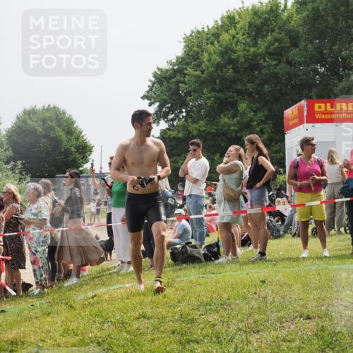 15.06.2025 - 27. Vierlanden-Triathlon KatJ http://msf.ph/oto/8030467 15.06.2025 11:07:55 Schwimmen 653, 830 meine-sportfotos.de