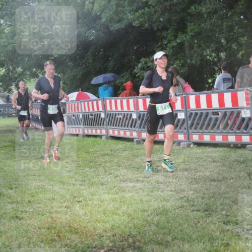21.06.2025 - 27. Vierlanden-Triathlon KatJ http://msf.ph/oto/8030470 15.06.2025 13:38:20 Ziel 786, 856, 911 meine-sportfotos.de