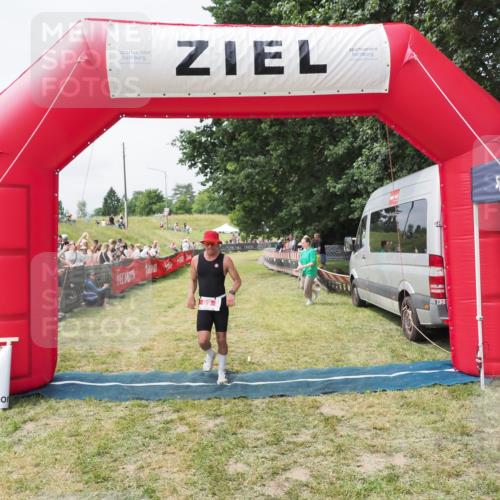 21.06.2025 - 27. Vierlanden-Triathlon MichiJ http://msf.ph/oto/8030493 15.06.2026 12:35:16 Ziel 69 meine-sportfotos.de