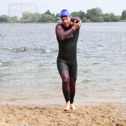 15.06.2025 - 27. Vierlanden-Triathlon Lena Gebhardt http://msf.ph/oto/8030499 15.06.2025 11:08:03 Schwimmen 782, 794, 799, 828, 830 meine-sportfotos.de