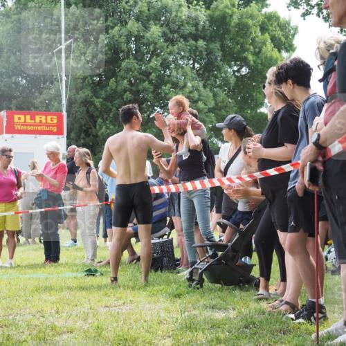 15.06.2025 - 27. Vierlanden-Triathlon KatJ http://msf.ph/oto/8030504 15.06.2025 11:07:59 Schwimmen 653, 799, 830 meine-sportfotos.de