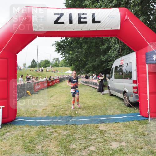 21.06.2025 - 27. Vierlanden-Triathlon MichiJ http://msf.ph/oto/8030506 15.06.2026 12:38:36 Ziel 54 meine-sportfotos.de