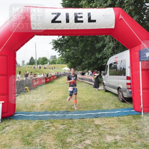 21.06.2025 - 27. Vierlanden-Triathlon MichiJ http://msf.ph/oto/8030518 15.06.2026 12:38:36 Ziel 54 meine-sportfotos.de