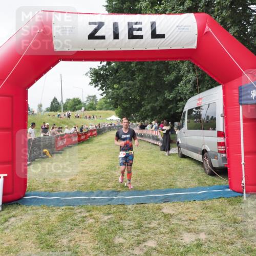 21.06.2025 - 27. Vierlanden-Triathlon MichiJ http://msf.ph/oto/8030525 15.06.2026 12:38:36 Ziel 54 meine-sportfotos.de