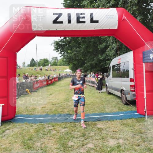 21.06.2025 - 27. Vierlanden-Triathlon MichiJ http://msf.ph/oto/8030552 15.06.2026 12:38:37 Ziel 54 meine-sportfotos.de
