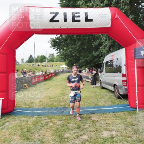 21.06.2025 - 27. Vierlanden-Triathlon MichiJ http://msf.ph/oto/8030557 15.06.2026 12:38:37 Ziel 54 meine-sportfotos.de