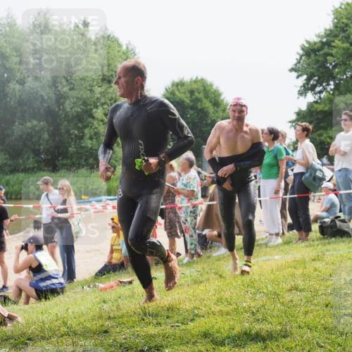 15.06.2025 - 27. Vierlanden-Triathlon KatJ http://msf.ph/oto/8030560 15.06.2025 11:08:03 Schwimmen 794, 799, 830 meine-sportfotos.de