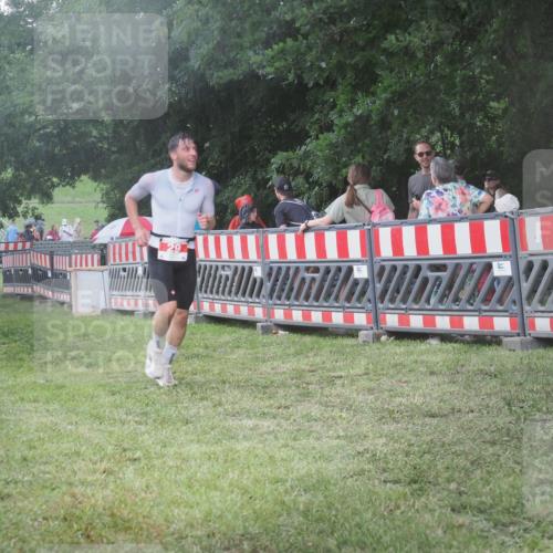 21.06.2025 - 27. Vierlanden-Triathlon KatJ http://msf.ph/oto/8030576 15.06.2025 13:38:33 Ziel 29 meine-sportfotos.de
