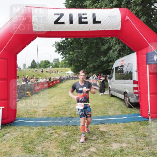 21.06.2025 - 27. Vierlanden-Triathlon MichiJ http://msf.ph/oto/8030579 15.06.2026 12:38:37 Ziel 54 meine-sportfotos.de