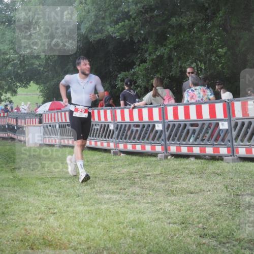 21.06.2025 - 27. Vierlanden-Triathlon KatJ http://msf.ph/oto/8030583 15.06.2025 13:38:33 Ziel 29 meine-sportfotos.de