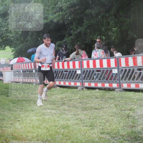 21.06.2025 - 27. Vierlanden-Triathlon KatJ http://msf.ph/oto/8030596 15.06.2025 13:38:34 Ziel 29 meine-sportfotos.de