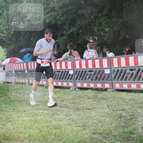 21.06.2025 - 27. Vierlanden-Triathlon KatJ http://msf.ph/oto/8030601 15.06.2025 13:38:34 Ziel 29 meine-sportfotos.de