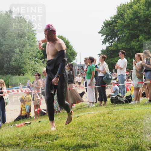 15.06.2025 - 27. Vierlanden-Triathlon KatJ http://msf.ph/oto/8030602 15.06.2025 11:08:04 Schwimmen 794, 799, 830 meine-sportfotos.de