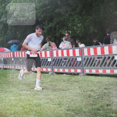 21.06.2025 - 27. Vierlanden-Triathlon KatJ http://msf.ph/oto/8030606 15.06.2025 13:38:34 Ziel 29 meine-sportfotos.de
