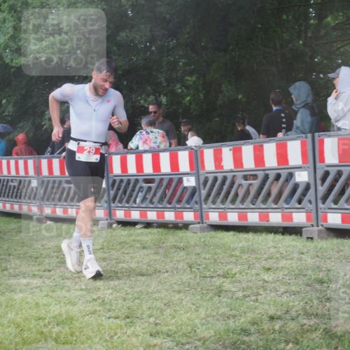 21.06.2025 - 27. Vierlanden-Triathlon KatJ http://msf.ph/oto/8030617 15.06.2025 13:38:34 Ziel 29 meine-sportfotos.de