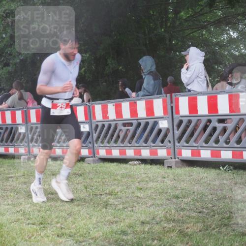 21.06.2025 - 27. Vierlanden-Triathlon KatJ http://msf.ph/oto/8030624 15.06.2025 13:38:35 Ziel 29 meine-sportfotos.de