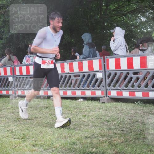 21.06.2025 - 27. Vierlanden-Triathlon KatJ http://msf.ph/oto/8030631 15.06.2025 13:38:35 Ziel 29 meine-sportfotos.de