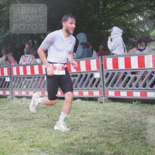 21.06.2025 - 27. Vierlanden-Triathlon KatJ http://msf.ph/oto/8030634 15.06.2025 13:38:35 Ziel 29 meine-sportfotos.de