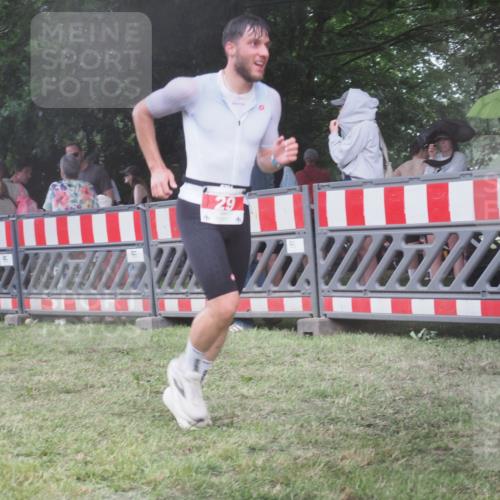 21.06.2025 - 27. Vierlanden-Triathlon KatJ http://msf.ph/oto/8030638 15.06.2025 13:38:35 Ziel 29 meine-sportfotos.de