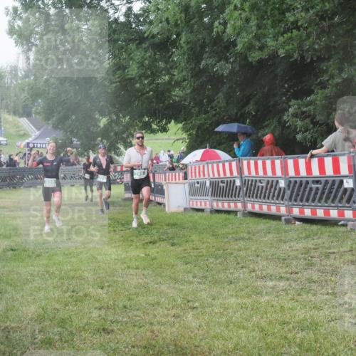 21.06.2025 - 27. Vierlanden-Triathlon KatJ http://msf.ph/oto/8030651 15.06.2025 13:39:03 Ziel 745, 789, 824, 920, 1082, 1083, 1084 meine-sportfotos.de