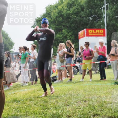 15.06.2025 - 27. Vierlanden-Triathlon KatJ http://msf.ph/oto/8030665 15.06.2025 11:08:11 Schwimmen 782, 794, 799, 828, 830 meine-sportfotos.de