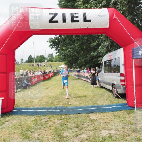 21.06.2025 - 27. Vierlanden-Triathlon MichiJ http://msf.ph/oto/8030718 15.06.2026 12:39:54 Ziel 767 meine-sportfotos.de