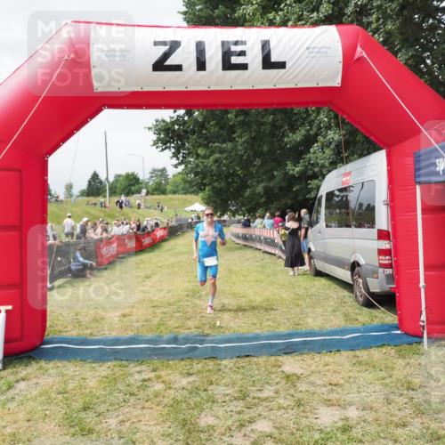 21.06.2025 - 27. Vierlanden-Triathlon MichiJ http://msf.ph/oto/8030724 15.06.2026 12:39:54 Ziel 767 meine-sportfotos.de