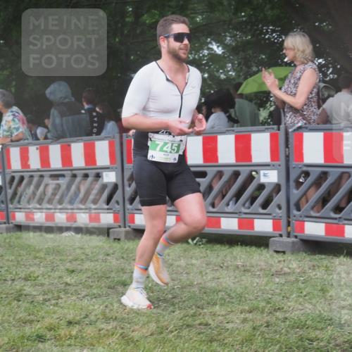 21.06.2025 - 27. Vierlanden-Triathlon KatJ http://msf.ph/oto/8030754 15.06.2025 13:39:07 Ziel 745, 789, 824, 1082, 1083, 1084 meine-sportfotos.de