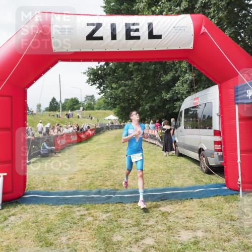 21.06.2025 - 27. Vierlanden-Triathlon MichiJ http://msf.ph/oto/8030758 15.06.2026 12:39:55 Ziel 767 meine-sportfotos.de