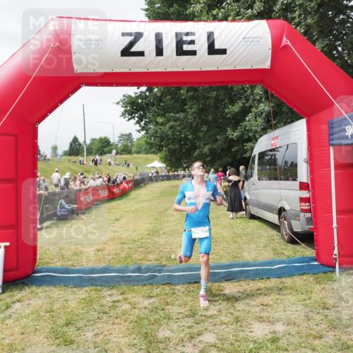 21.06.2025 - 27. Vierlanden-Triathlon MichiJ http://msf.ph/oto/8030765 15.06.2026 12:39:55 Ziel 767 meine-sportfotos.de