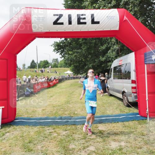 21.06.2025 - 27. Vierlanden-Triathlon MichiJ http://msf.ph/oto/8030773 15.06.2026 12:39:55 Ziel 767 meine-sportfotos.de