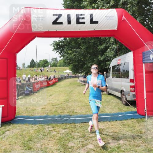 21.06.2025 - 27. Vierlanden-Triathlon MichiJ http://msf.ph/oto/8030781 15.06.2026 12:39:55 Ziel 767 meine-sportfotos.de