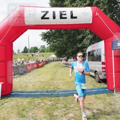 21.06.2025 - 27. Vierlanden-Triathlon MichiJ http://msf.ph/oto/8030787 15.06.2026 12:39:55 Ziel 767 meine-sportfotos.de