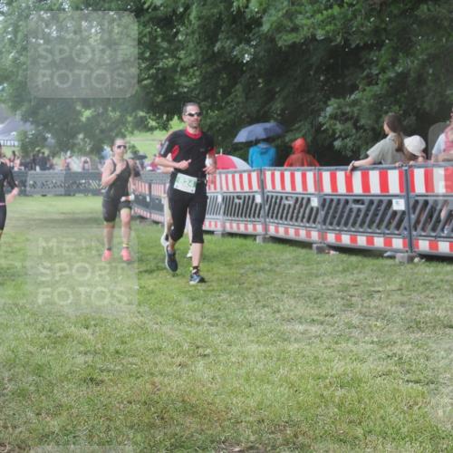 21.06.2025 - 27. Vierlanden-Triathlon KatJ http://msf.ph/oto/8030800 15.06.2025 13:39:10 Ziel 645, 824, 1082, 1083, 1084 meine-sportfotos.de