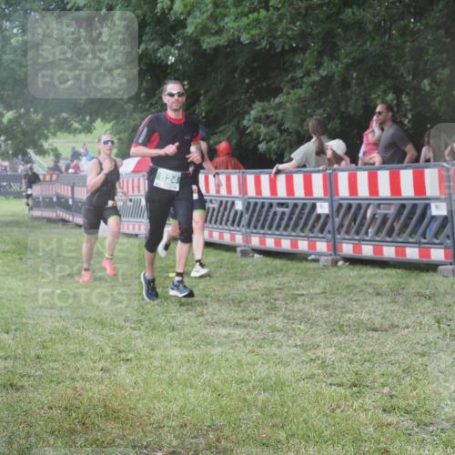 21.06.2025 - 27. Vierlanden-Triathlon KatJ http://msf.ph/oto/8030811 15.06.2025 13:39:11 Ziel 645, 824, 1082, 1083, 1084 meine-sportfotos.de