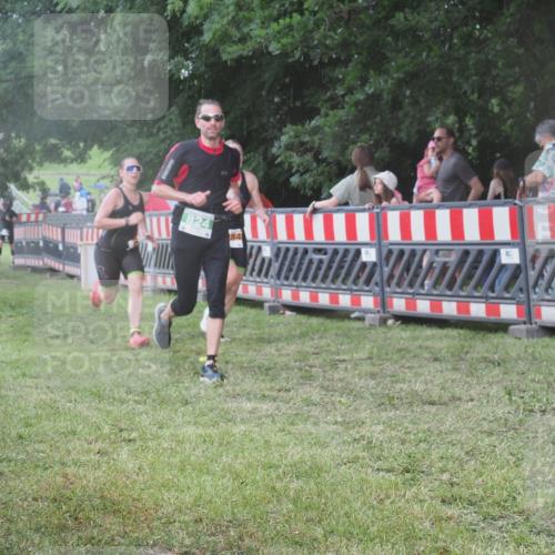 21.06.2025 - 27. Vierlanden-Triathlon KatJ http://msf.ph/oto/8030815 15.06.2025 13:39:11 Ziel 645, 824, 1082, 1083, 1084 meine-sportfotos.de