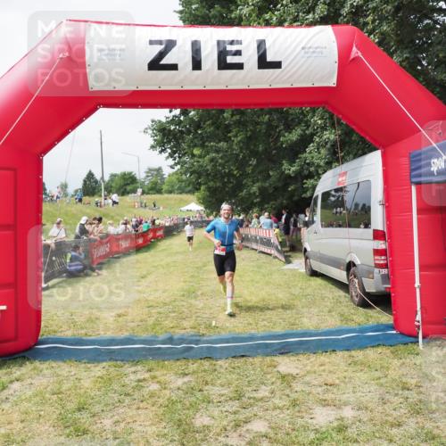 21.06.2025 - 27. Vierlanden-Triathlon MichiJ http://msf.ph/oto/8030816 15.06.2026 12:41:33 Ziel 27 meine-sportfotos.de