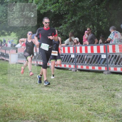 21.06.2025 - 27. Vierlanden-Triathlon KatJ http://msf.ph/oto/8030825 15.06.2025 13:39:11 Ziel 645, 824, 1082, 1083, 1084 meine-sportfotos.de