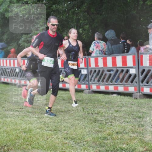 21.06.2025 - 27. Vierlanden-Triathlon KatJ http://msf.ph/oto/8030831 15.06.2025 13:39:12 Ziel 645, 739, 824, 1082, 1083, 1084 meine-sportfotos.de