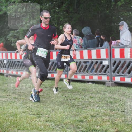 21.06.2025 - 27. Vierlanden-Triathlon KatJ http://msf.ph/oto/8030835 15.06.2025 13:39:12 Ziel 645, 739, 824, 1082, 1083, 1084 meine-sportfotos.de