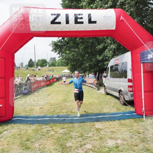 21.06.2025 - 27. Vierlanden-Triathlon MichiJ http://msf.ph/oto/8030836 15.06.2026 12:41:33 Ziel 27 meine-sportfotos.de