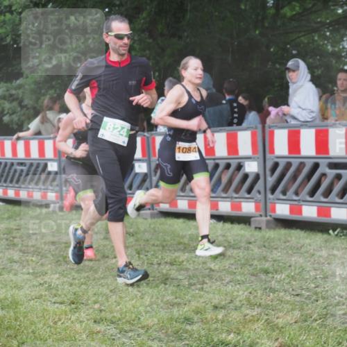 21.06.2025 - 27. Vierlanden-Triathlon KatJ http://msf.ph/oto/8030838 15.06.2025 13:39:12 Ziel 645, 739, 824, 1082, 1083, 1084 meine-sportfotos.de