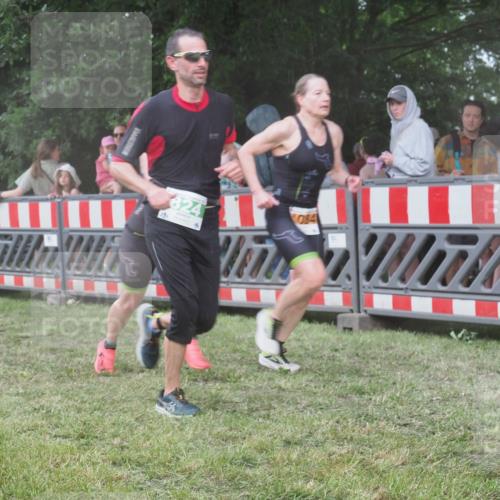 21.06.2025 - 27. Vierlanden-Triathlon KatJ http://msf.ph/oto/8030843 15.06.2025 13:39:12 Ziel 645, 739, 824, 1082, 1083, 1084 meine-sportfotos.de