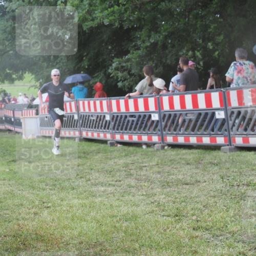 21.06.2025 - 27. Vierlanden-Triathlon KatJ http://msf.ph/oto/8030849 15.06.2025 13:39:18 Ziel 645, 739 meine-sportfotos.de
