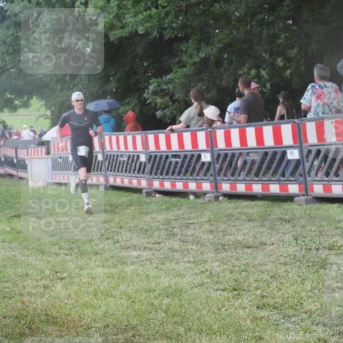 21.06.2025 - 27. Vierlanden-Triathlon KatJ http://msf.ph/oto/8030855 15.06.2025 13:39:18 Ziel 645, 739 meine-sportfotos.de