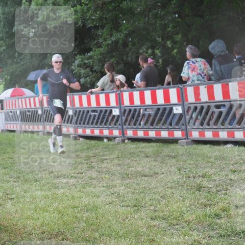 21.06.2025 - 27. Vierlanden-Triathlon KatJ http://msf.ph/oto/8030868 15.06.2025 13:39:19 Ziel 645, 739 meine-sportfotos.de