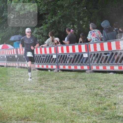 21.06.2025 - 27. Vierlanden-Triathlon KatJ http://msf.ph/oto/8030874 15.06.2025 13:39:19 Ziel 645, 739 meine-sportfotos.de
